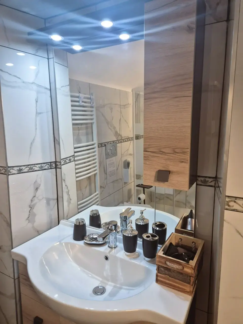 Facilities in the first full bathroom
