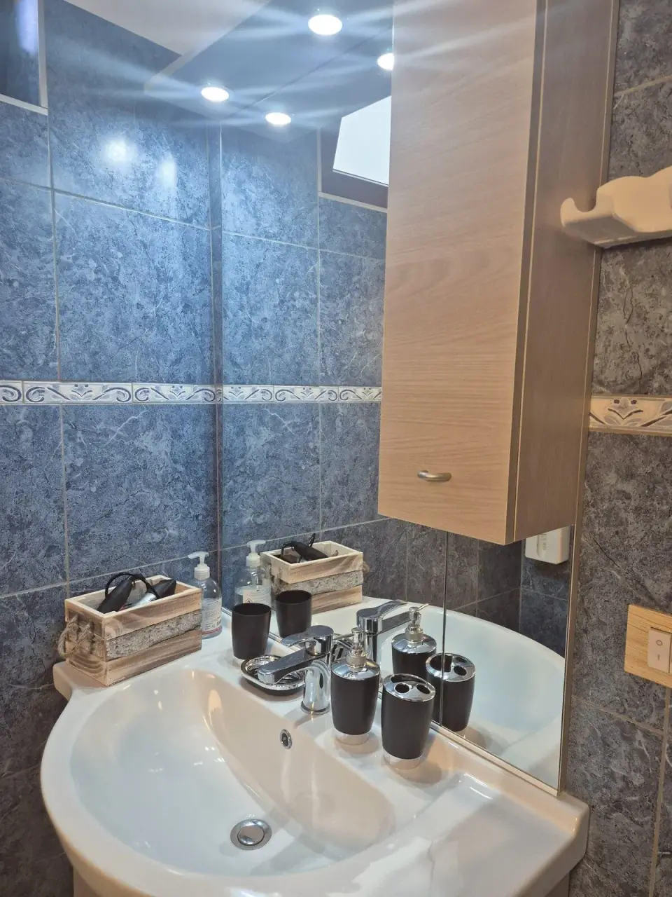 Facilities in the second full bathroom