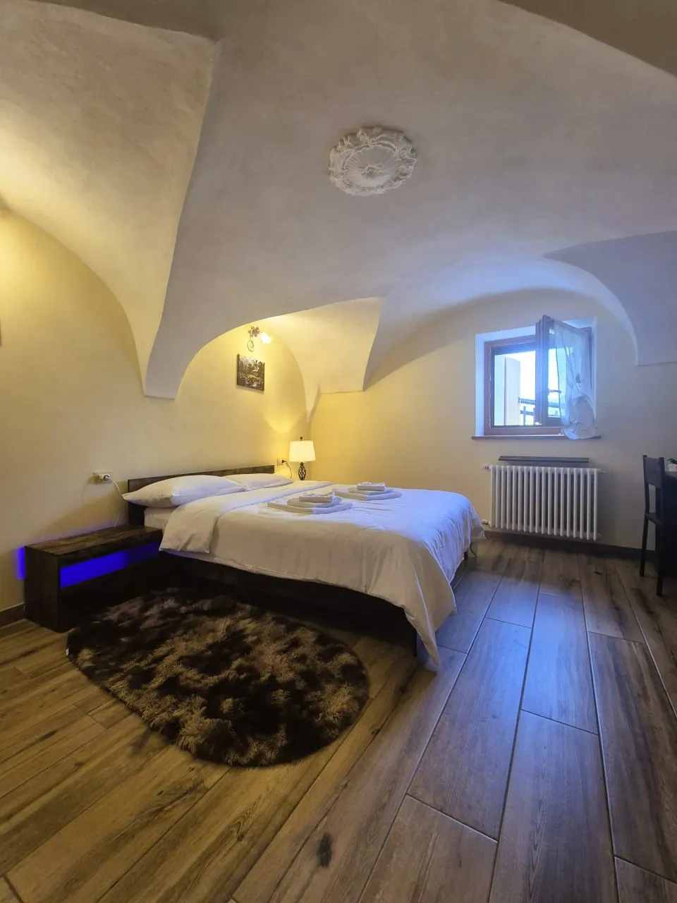 Denise Room with vaulted ceiling and double bed