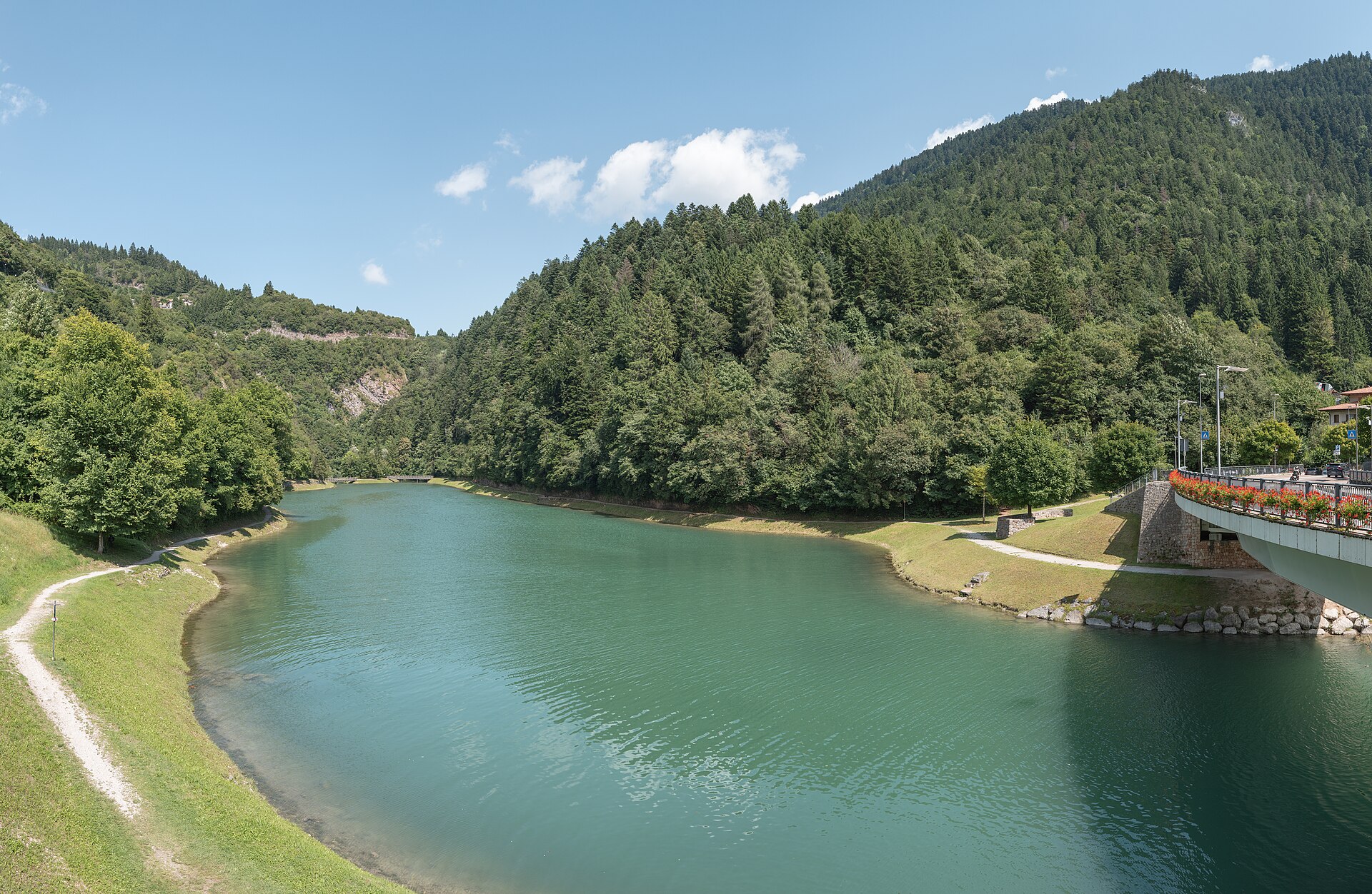 Green water and an easy path around the small Lake Bior beside Molveno