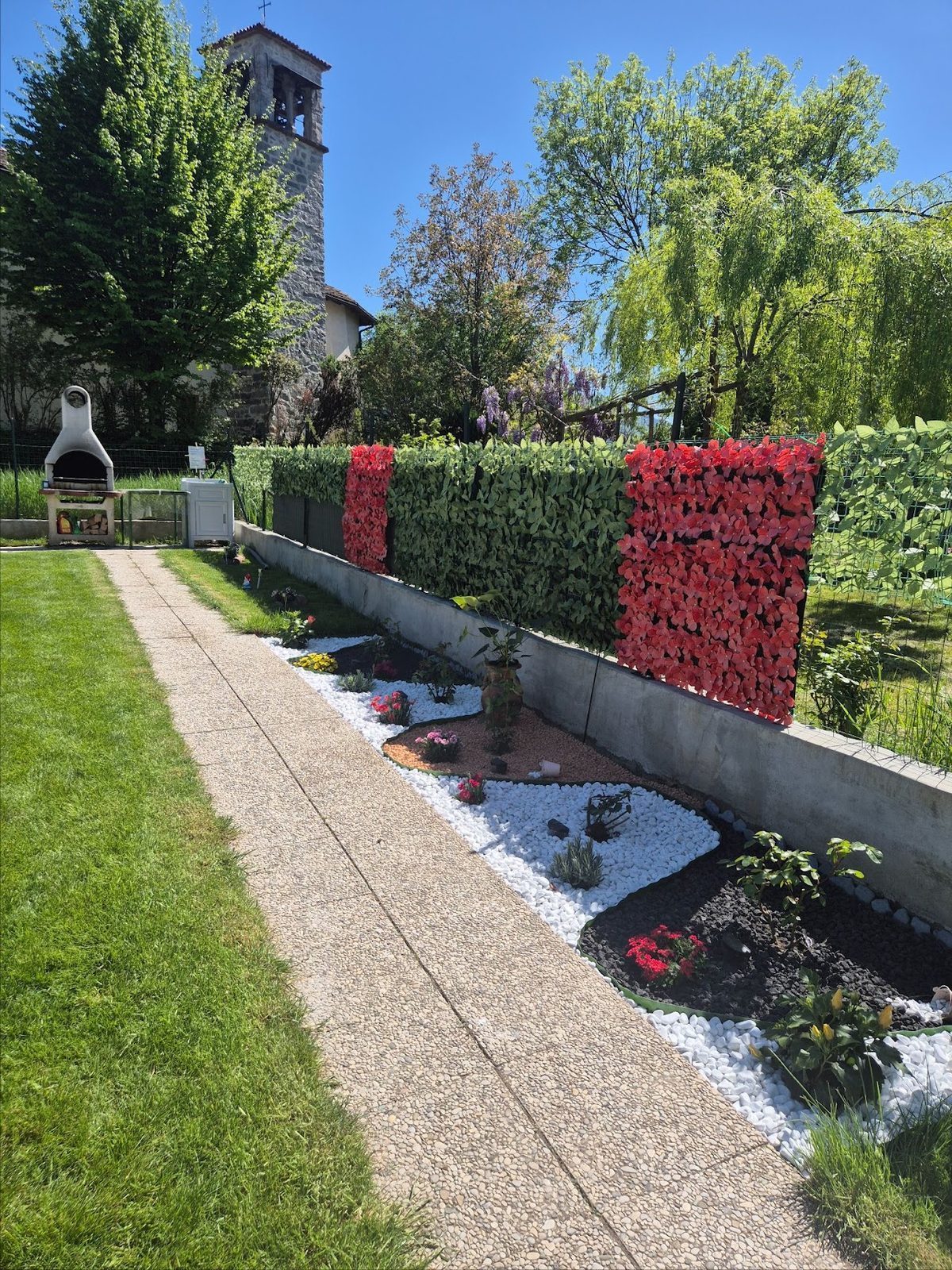 Private garden path and barbecue area at Casa Regina 21